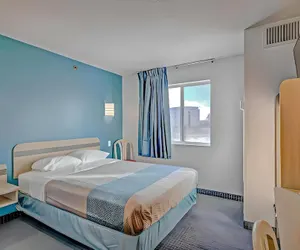 Photo 2 - Econo Lodge Menomonie I-94