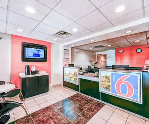 Photo 3 - Motel 6 Niantic, CT - New London