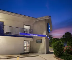 Photo 2 - Travelodge by Wyndham Madison Heights MI