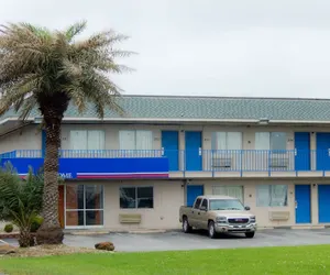 Photo 2 - Motel 6 Clute, TX