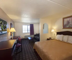 Photo 4 - Days Inn & Suites by Wyndham Laredo