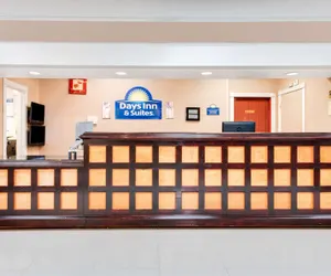 Photo 3 - Days Inn & Suites by Wyndham Laredo