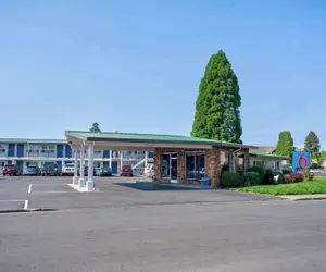 Photo 2 - Motel 6 Bend, OR