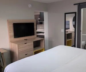 Photo 4 - Days Inn by Wyndham Champaign/Urbana