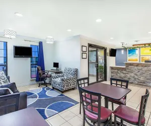 Photo 2 - Days Inn & Suites by Wyndham Braunig Lake