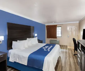 Photo 5 - Days Inn & Suites by Wyndham Braunig Lake
