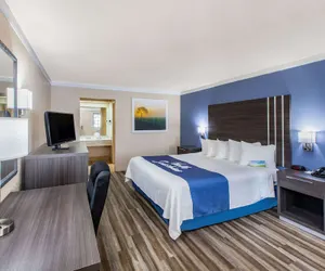 Photo 4 - Days Inn & Suites by Wyndham Braunig Lake
