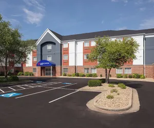 Photo 2 - Candlewood Suites St Robert by IHG