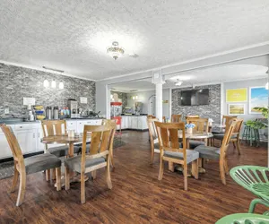 Photo 2 - Days Inn & Suites by Wyndham Terre Haute