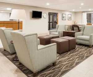 Photo 2 - Baymont by Wyndham Fulton