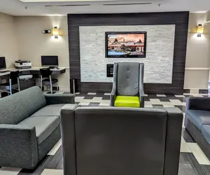 Photo 4 - La Quinta Inn & Suites by Wyndham Prattville