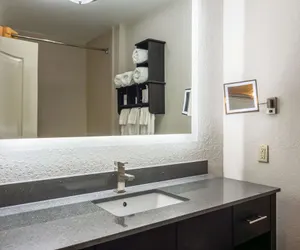 Photo 5 - La Quinta Inn & Suites by Wyndham Prattville