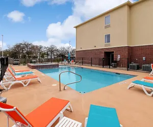 Photo 2 - Comfort Inn and Suites Fredericksburg