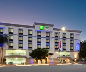 Photo 2 - Holiday Inn Express Hotel & Suites Hollywood Walk of Fame, an IHG Hotel