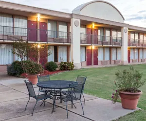 Photo 2 - Days Inn by Wyndham Hillsboro TX