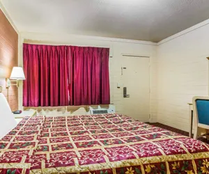 Photo 4 - Jefferson Inn