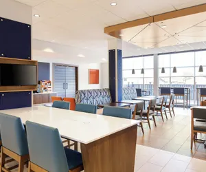Photo 5 - Holiday Inn Express and Suites Weatherford by IHG
