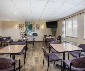 Photo 2 - Travelodge by Wyndham Colorado Springs Airport/Peterson SFB