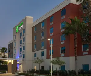 Photo 2 - Holiday Inn Express Hotel & Suites Ft Lauderdale Airport/Cru, an IHG Hotel