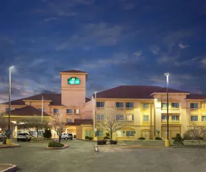 Photo 2 - La Quinta Inn & Suites by Wyndham Albuquerque Midtown