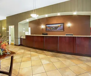 Photo 3 - La Quinta Inn & Suites by Wyndham Albuquerque Midtown