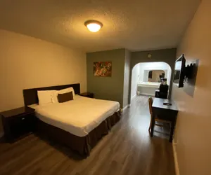 Photo 5 - Anaheim Executive Inn & Suites