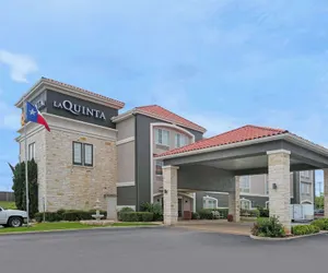 Photo 2 - La Quinta Inn & Suites by Wyndham Fredericksburg