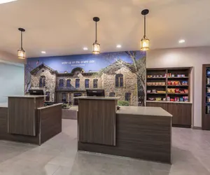 Photo 3 - La Quinta Inn & Suites by Wyndham Fredericksburg
