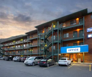 Photo 2 - Travelodge by Wyndham Gardiner Yellowstone Park North