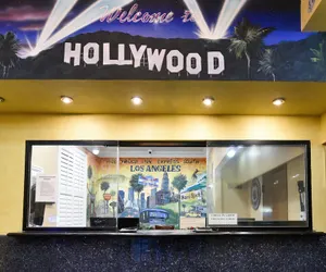 Photo 4 - Hollywood Inn Express South