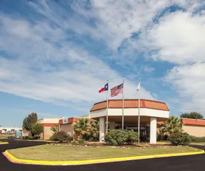 Photo 2 - Days Inn by Wyndham Sherman