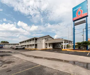 Photo 2 - Studio 6 San Antonio, TX - Fort Sam Houston Area