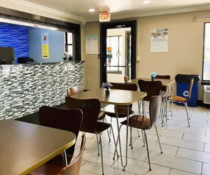 Photo 3 - Super 8 by Wyndham Vincennes