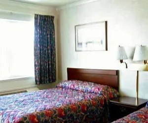 Photo 4 - Economy Inn Monterey