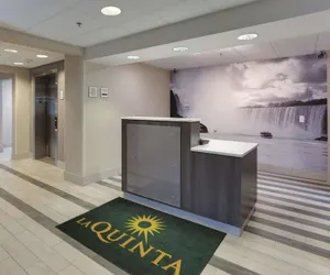 Photo 2 - La Quinta Inn & Suites by Wyndham Batavia