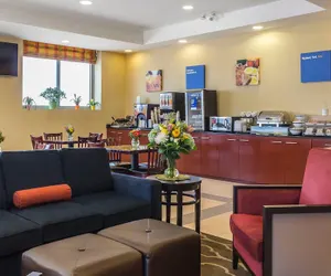 Photo 3 - Comfort Inn & Suites LaGuardia Airport