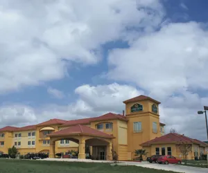 Photo 2 - La Quinta Inn & Suites by Wyndham Kerrville