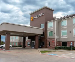 Photo 2 - La Quinta Inn & Suites by Wyndham Dallas Mesquite