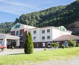 Photo 2 - Holiday Inn Express Hotel & Suites by IHG