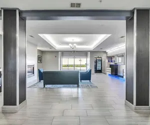 Photo 2 - Platinum Inn & Suites Webster