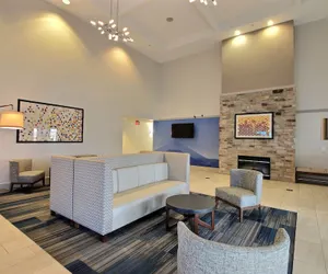 Photo 2 - Holiday Inn Express Hotel & Suites Milwaukee Airport, an IHG Hotel