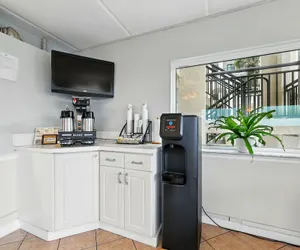 Photo 4 - Beacher's Lodge Oceanfront Suites