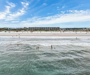 Photo 2 - Beacher's Lodge Oceanfront Suites