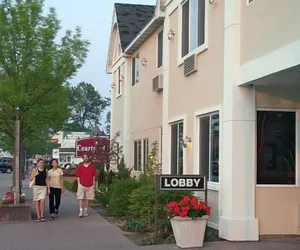 Photo 2 - Court Plaza Inn & Suites