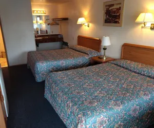 Photo 4 - Milwaukie Inn Portland South