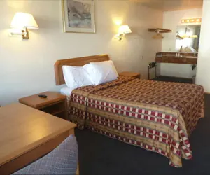 Photo 2 - Milwaukie Inn Portland South