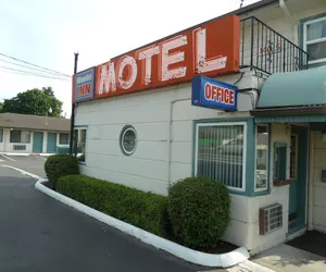Photo 3 - Milwaukie Inn Portland South