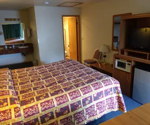 Photo 5 - Milwaukie Inn Portland South