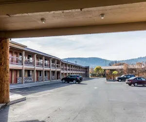 Photo 3 - Econo Lodge Inn & Suites Kalispell - Glacier National Park Gateway