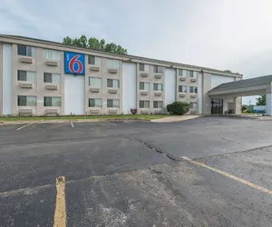Photo 2 - Motel 6 Lawrence, KS